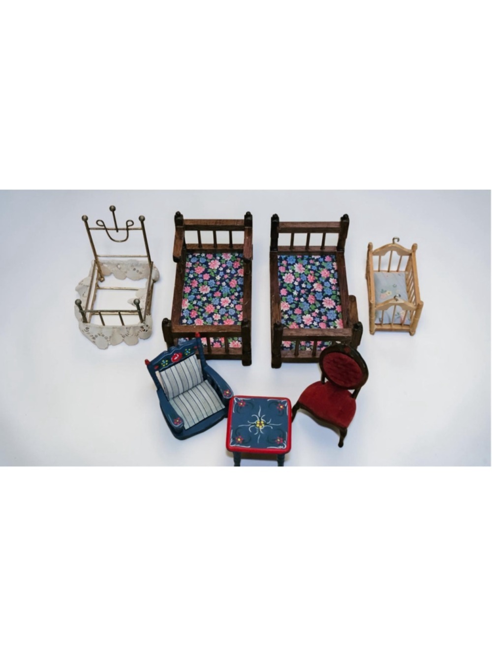 Vintage Dollhouse Furniture Lot 7 Pc Wood Metal Beds Crib Chairs Table Miniature - Picture 4 of 4